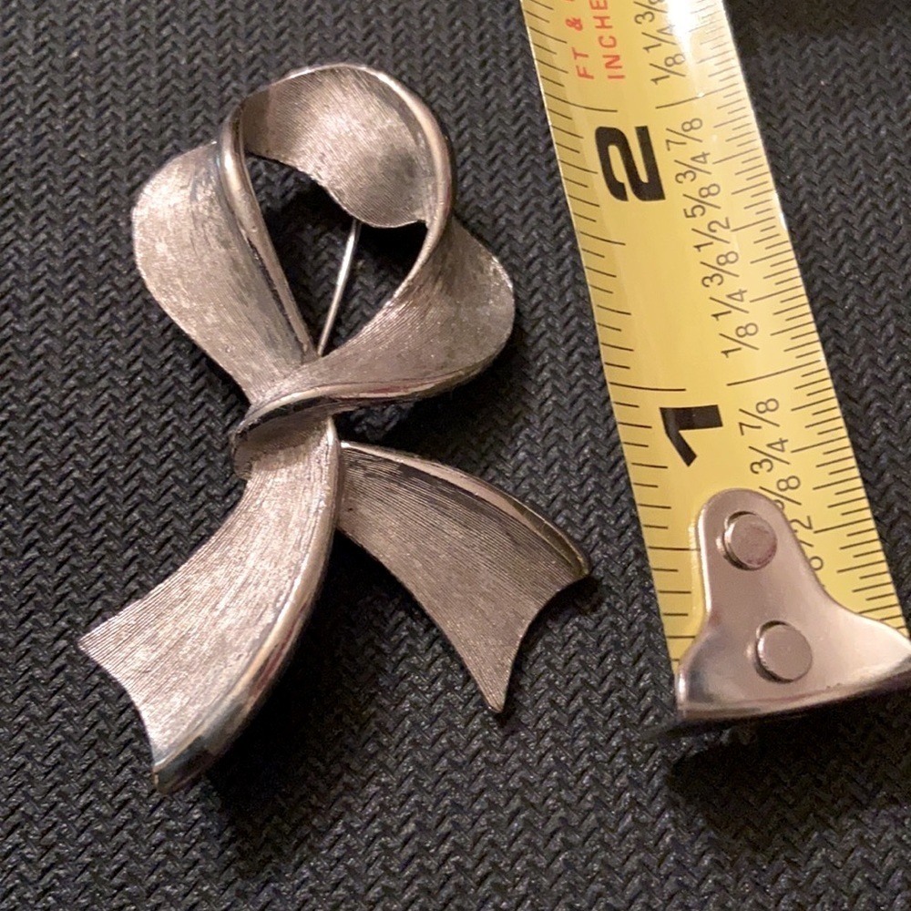 The Jonette Jewelry Company Initial Stamped Vintage Ribbon Style Silver Brooch. - Picture 5 of 5